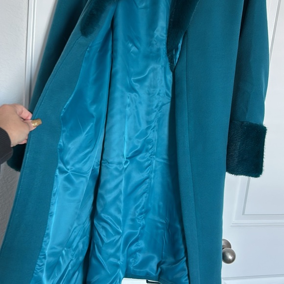 Beautiful long winter coat with fur collar & cuffs - Picture 9 of 10